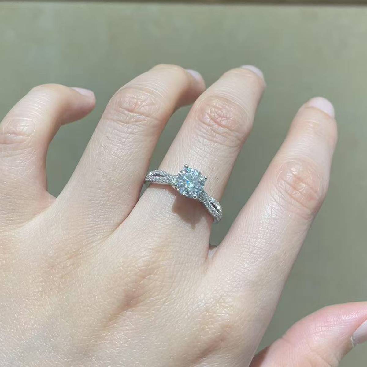 单头女戒S925银镀白金定制选款主石莫桑钻1.0ct/副石高碳钻